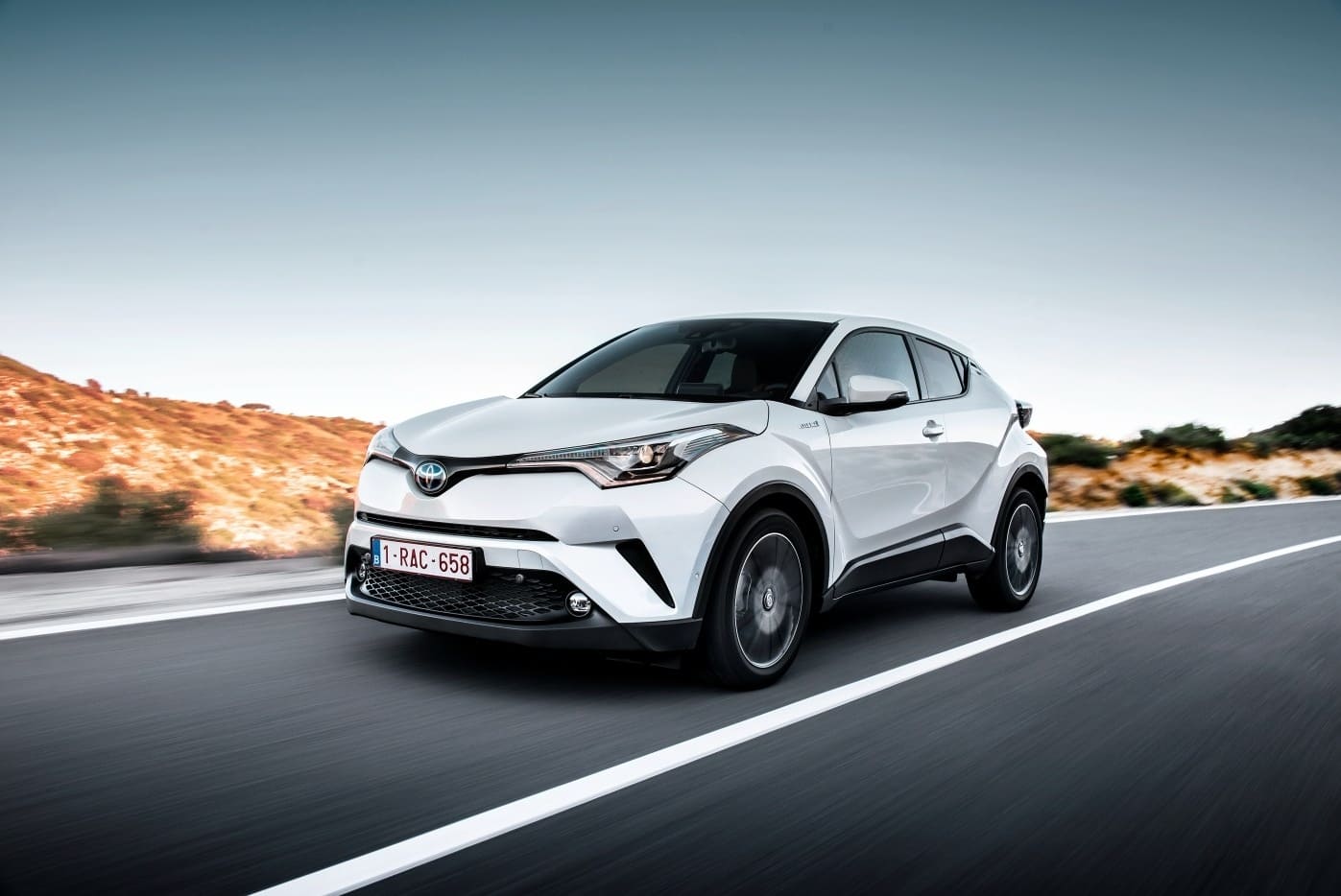 Toyota побила мировой рекорд продаж: почему гибриды выигрывают у электромобилей